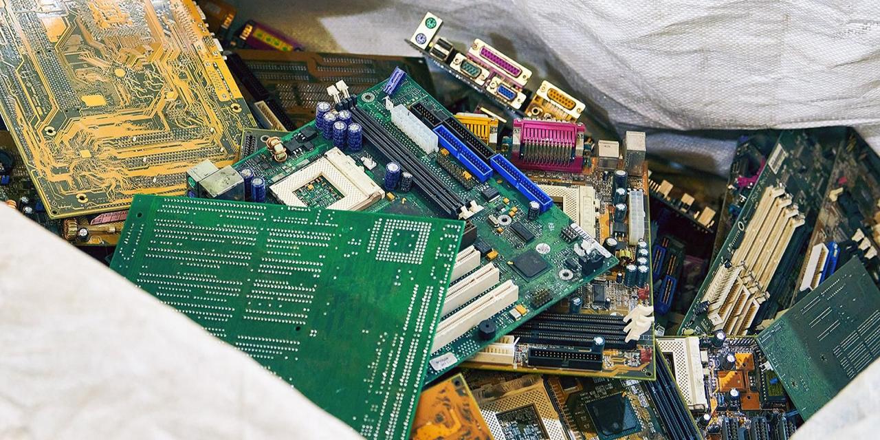 В столице работают компании по сбору, утилизации и переработке пластика, бумаги, электроники и металлолома, а из вторсырья потом создается новая продукция