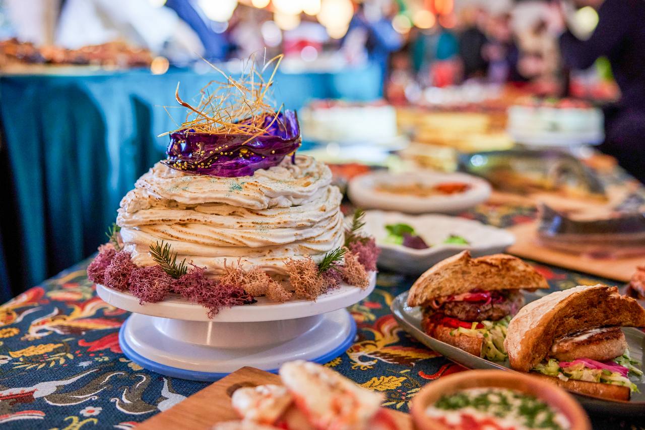 «Народов много — Родина одна!» Команда шеф-поваров со всей страны сегодня знакомила гостей Дома российской кухни на ВДНХ с традициями приготовления различных национальных блюд «Народов много — Родина одна!» Команда шеф-поваров со всей страны сегодня знакомила гостей Дома российской кухни на ВДНХ с традициями приготовления различных национальных блюд