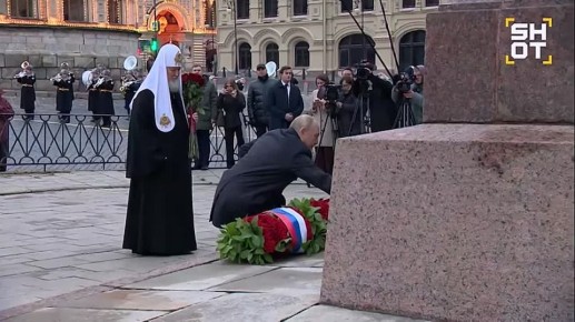 Владимир Путин в День народного единства возложил цветы к памятнику Минину и Пожарскому на Красной площади в Москве