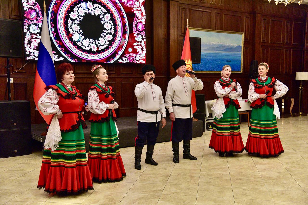 Торжественный приём по случаю Дня народного единства состоялся в Бишкеке Торжественный приём по случаю Дня народного единства состоялся в Бишкеке