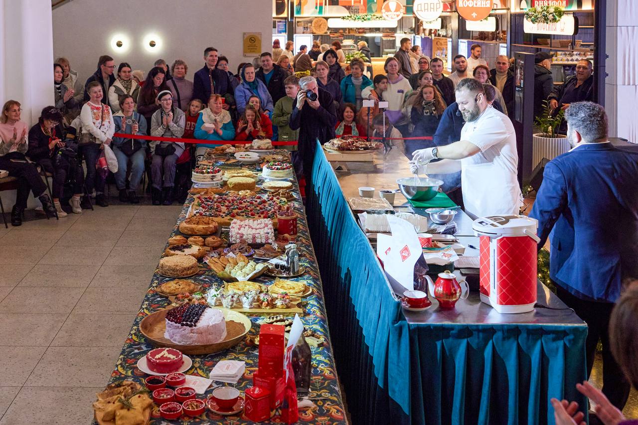 «Народов много — Родина одна!» Команда шеф-поваров со всей страны сегодня знакомила гостей Дома российской кухни на ВДНХ с традициями приготовления различных национальных блюд «Народов много — Родина одна!» Команда шеф-поваров со всей страны сегодня знакомила гостей Дома российской кухни на ВДНХ с традициями приготовления различных национальных блюд