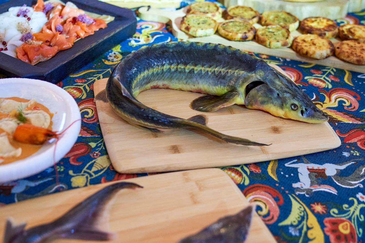 «Народов много — Родина одна!» Команда шеф-поваров со всей страны сегодня знакомила гостей Дома российской кухни на ВДНХ с традициями приготовления различных национальных блюд «Народов много — Родина одна!» Команда шеф-поваров со всей страны сегодня знакомила гостей Дома российской кухни на ВДНХ с традициями приготовления различных национальных блюд