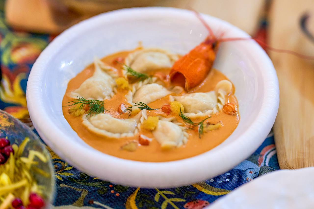 «Народов много — Родина одна!» Команда шеф-поваров со всей страны сегодня знакомила гостей Дома российской кухни на ВДНХ с традициями приготовления различных национальных блюд «Народов много — Родина одна!» Команда шеф-поваров со всей страны сегодня знакомила гостей Дома российской кухни на ВДНХ с традициями приготовления различных национальных блюд