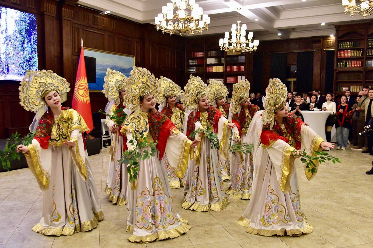 Торжественный приём по случаю Дня народного единства состоялся в Бишкеке Торжественный приём по случаю Дня народного единства состоялся в Бишкеке