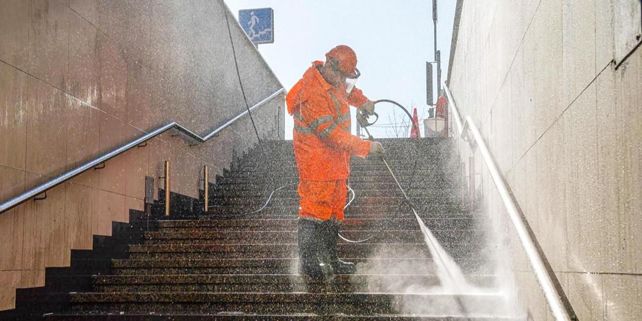 В столице промыли пешеходные переходы перед зимой