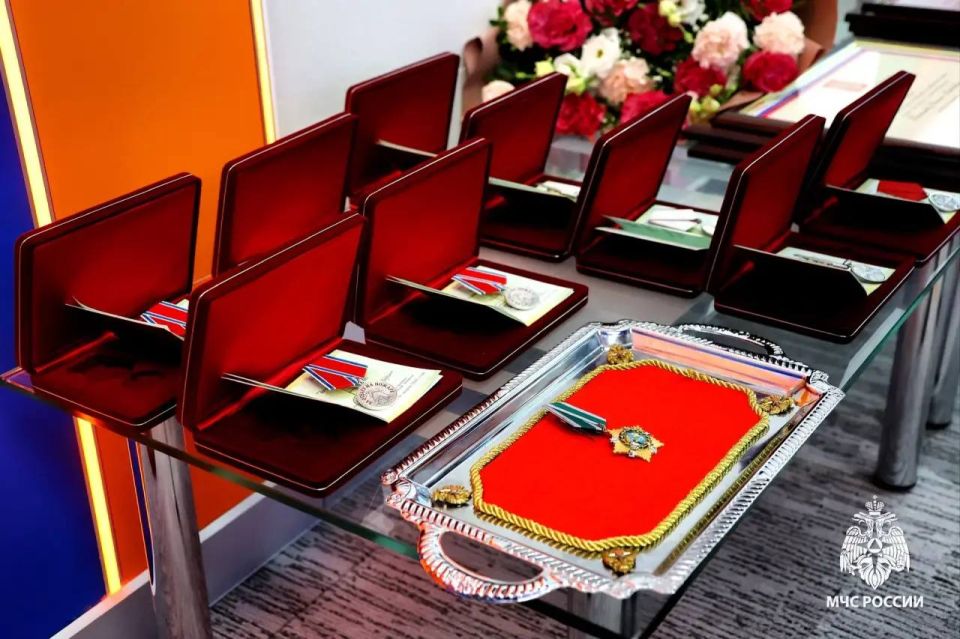 «Готовы к любым трудностям»: глава МЧС России вручил государственные награды личному составу «Готовы к любым трудностям»: глава МЧС России вручил государственные награды личному составу