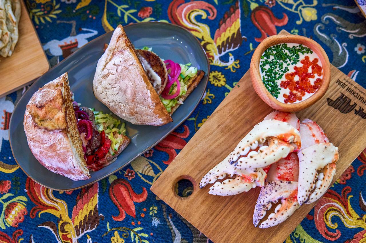 «Народов много — Родина одна!» Команда шеф-поваров со всей страны сегодня знакомила гостей Дома российской кухни на ВДНХ с традициями приготовления различных национальных блюд «Народов много — Родина одна!» Команда шеф-поваров со всей страны сегодня знакомила гостей Дома российской кухни на ВДНХ с традициями приготовления различных национальных блюд