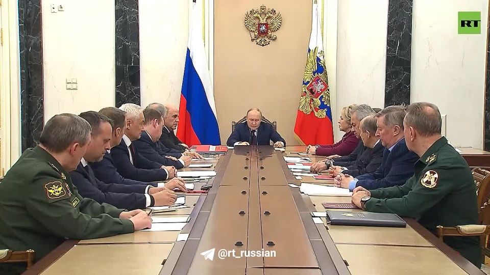 Путин на совещание с членами Совбеза поручил внести предложения о возможности подготовки к испытаниям ядерного оружия