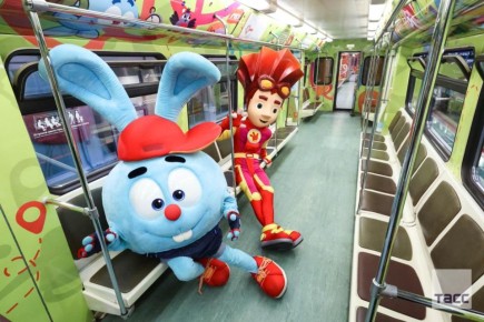 На синей ветке метро запустили тематический поезд со "Смешариками", "Фиксиками" и другими персонажами мультфильмов ГК "Рики"
