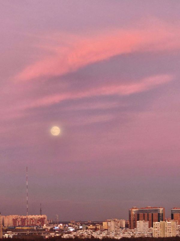 Самое время посмотреть в небо! Москвичи сегодня смогут наблюдать суперлуние Самое время посмотреть в небо! Москвичи сегодня смогут наблюдать суперлуние