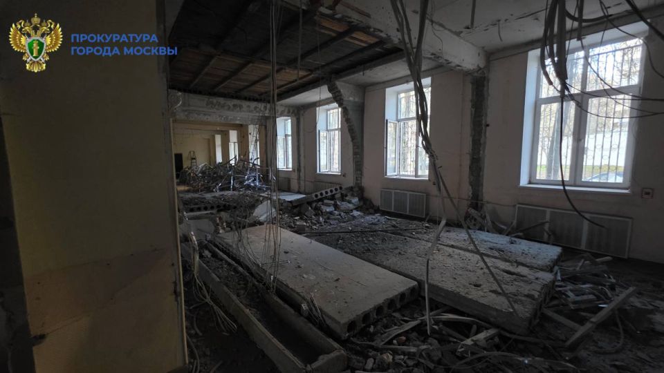 При проведении ремонтных работ в нежилом помещении многоквартирного дома на ул. Верхоянская произошло частичное обрушение конструкции перекрытия между первым и вторым этажами При проведении ремонтных работ в нежилом помещении многоквартирного дома на ул. Верхоянская произошло частичное обрушение конструкции перекрытия между первым и вторым этажами