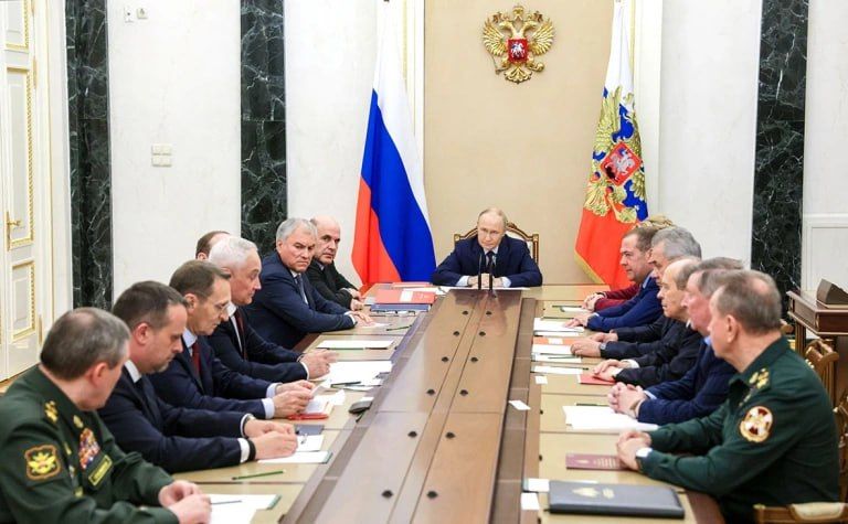 Владимир Путин в ходе совещания Совета безопасности 5 ноября поручил подготовить предложения по возможной подготовке ядерных испытаний России в качестве потенциального ответа на аналогичный шаг США