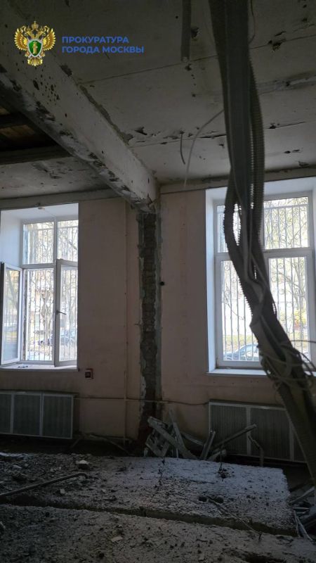 При проведении ремонтных работ в нежилом помещении многоквартирного дома на ул. Верхоянская произошло частичное обрушение конструкции перекрытия между первым и вторым этажами При проведении ремонтных работ в нежилом помещении многоквартирного дома на ул. Верхоянская произошло частичное обрушение конструкции перекрытия между первым и вторым этажами