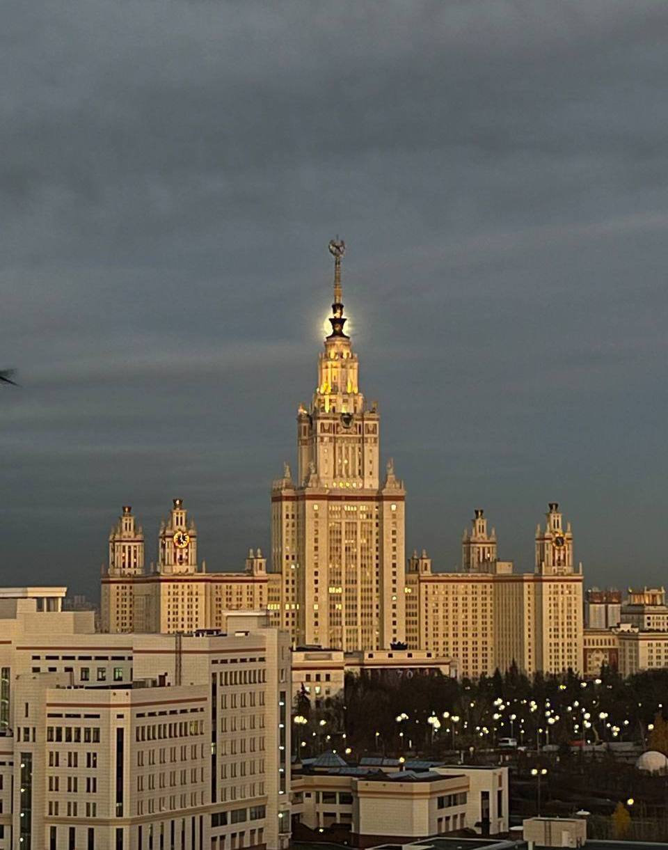 В небе над столицей взошла Бобровая Луна В небе над столицей взошла Бобровая Луна