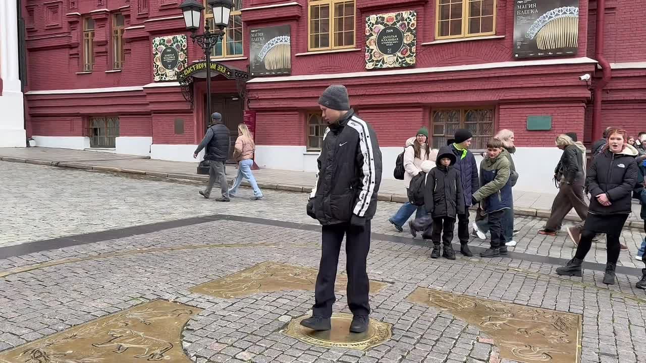 «А можете организовать нам с ребятами поездку в Москву?» — спросил меня Саша из центра помощи детям, оставшимся без попечения родителей №1, в Курганской области