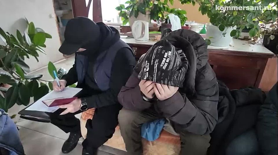 ФСБ показала кадры задержания москвича, передававшего спецслужбе страны НАТО сведения об оппозиционно настроенных россиянах