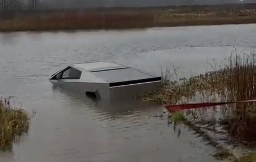 В Новой Москве спасателям пришлось вытаскивать электропикап Tesla Cybertruck на берег