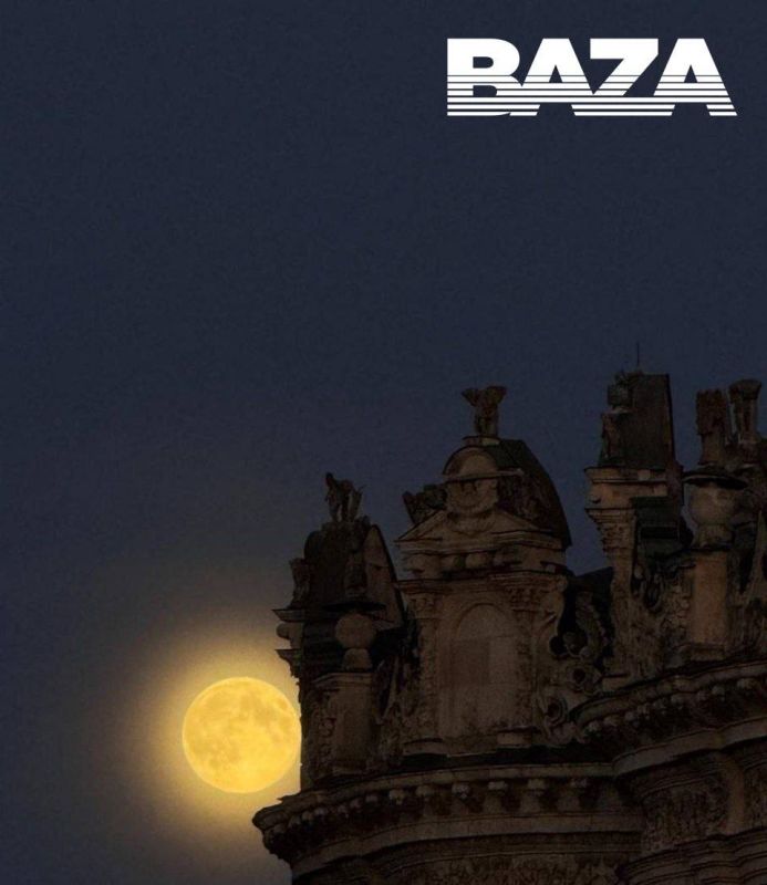 Над Россией поднялась Бобровая Луна — огромный серебряный диск, который этой ночью видно почти из любого окна Над Россией поднялась Бобровая Луна — огромный серебряный диск, который этой ночью видно почти из любого окна