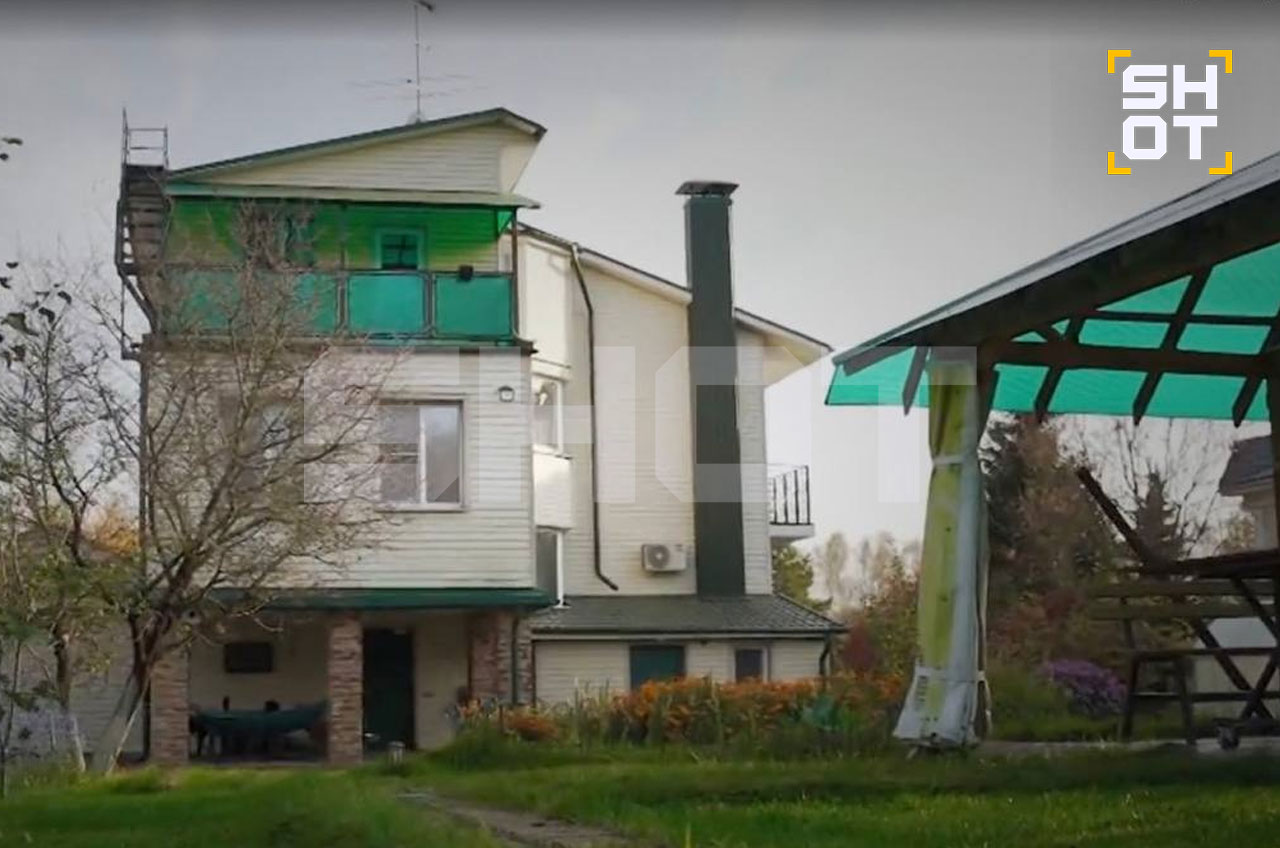 Уехавший из России звезда сериала «Кухня» Дмитрий Назаров оставил в России комнату в квартире, куда планирует вернуться из длительной эмиграции Уехавший из России звезда сериала «Кухня» Дмитрий Назаров оставил в России комнату в квартире, куда планирует вернуться из длительной эмиграции