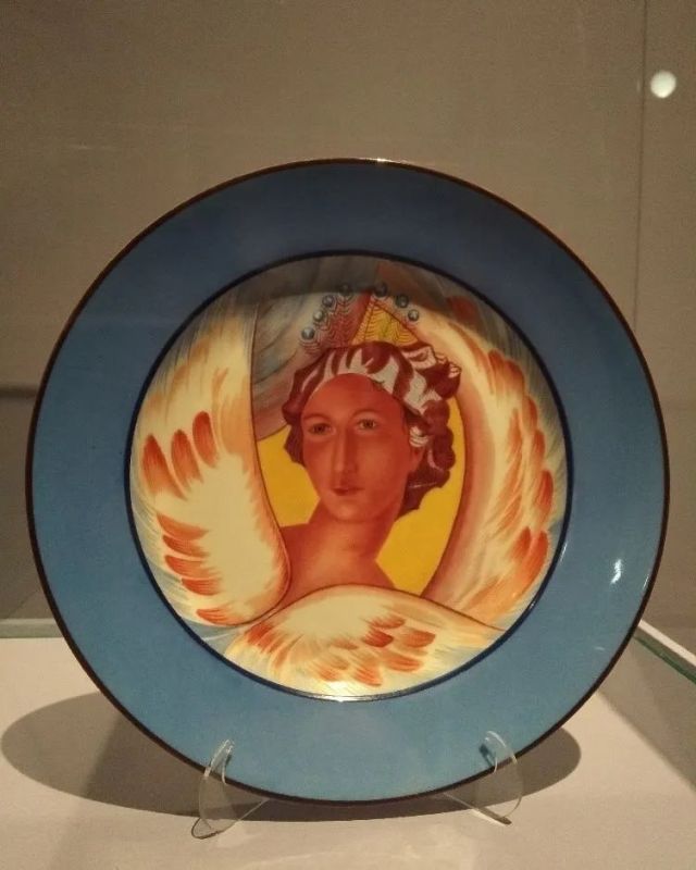 Он мог продолжить семейное дело, выбрав сапожное мастерство, или, как и намеревался, работать на железной дороге Он мог продолжить семейное дело, выбрав сапожное мастерство, или, как и намеревался, работать на железной дороге