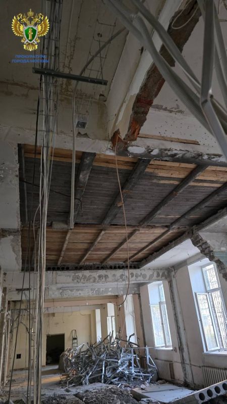 При проведении ремонтных работ в нежилом помещении многоквартирного дома на ул. Верхоянская произошло частичное обрушение конструкции перекрытия между первым и вторым этажами При проведении ремонтных работ в нежилом помещении многоквартирного дома на ул. Верхоянская произошло частичное обрушение конструкции перекрытия между первым и вторым этажами