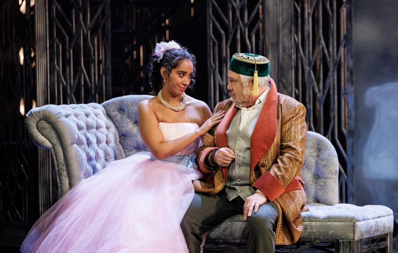 Новую премьеру — мюзикл «Свадьба Кречинского» — показали на сцене Московского академического театра сатиры Новую премьеру — мюзикл «Свадьба Кречинского» — показали на сцене Московского академического театра сатиры