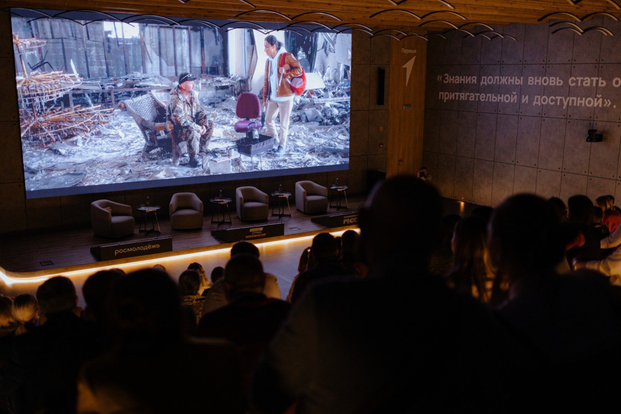 Зампред Правительства ДНР Ольга Макеева посетила премьеру снятого в Мариуполе и Авдеевке художественного фильма Зампред Правительства ДНР Ольга Макеева посетила премьеру снятого в Мариуполе и Авдеевке художественного фильма