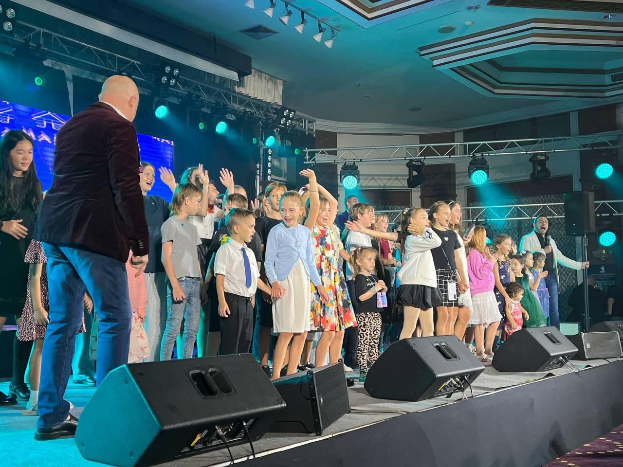 4 ноября состоялся концерт музыкального коллектива «Хор Турецкого» и женской вокальной арт-группы SOPRANO в г. Паттайя (Таиланд), которые выступили с программой «Песни Победы: Unity Songs» («Песни единства») по случаю Дня... 4 ноября состоялся концерт музыкального коллектива «Хор Турецкого» и женской вокальной арт-группы SOPRANO в г. Паттайя (Таиланд), которые выступили с программой «Песни Победы: Unity Songs» («Песни единства») по случаю Дня...