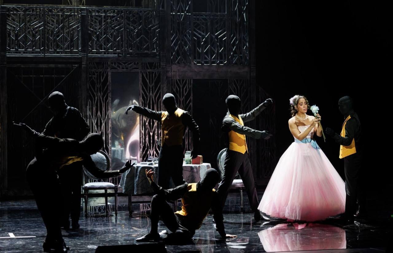 Новую премьеру — мюзикл «Свадьба Кречинского» — показали на сцене Московского академического театра сатиры Новую премьеру — мюзикл «Свадьба Кречинского» — показали на сцене Московского академического театра сатиры