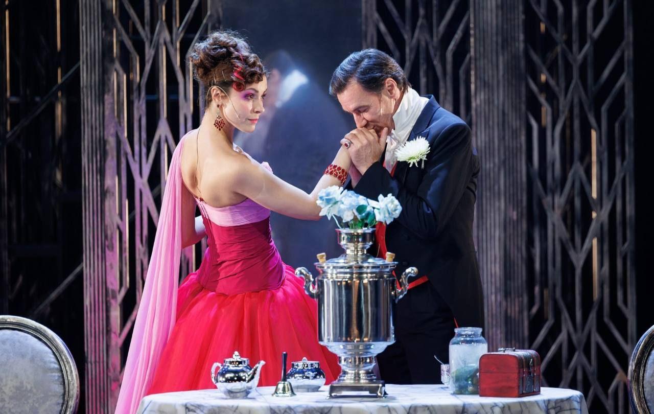 Новую премьеру — мюзикл «Свадьба Кречинского» — показали на сцене Московского академического театра сатиры Новую премьеру — мюзикл «Свадьба Кречинского» — показали на сцене Московского академического театра сатиры