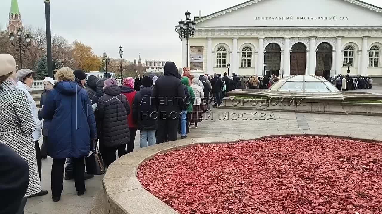Огромная очередь выстроилась в «Манеже» на уникальную выставку «Великая Победа. Россия – моя история»