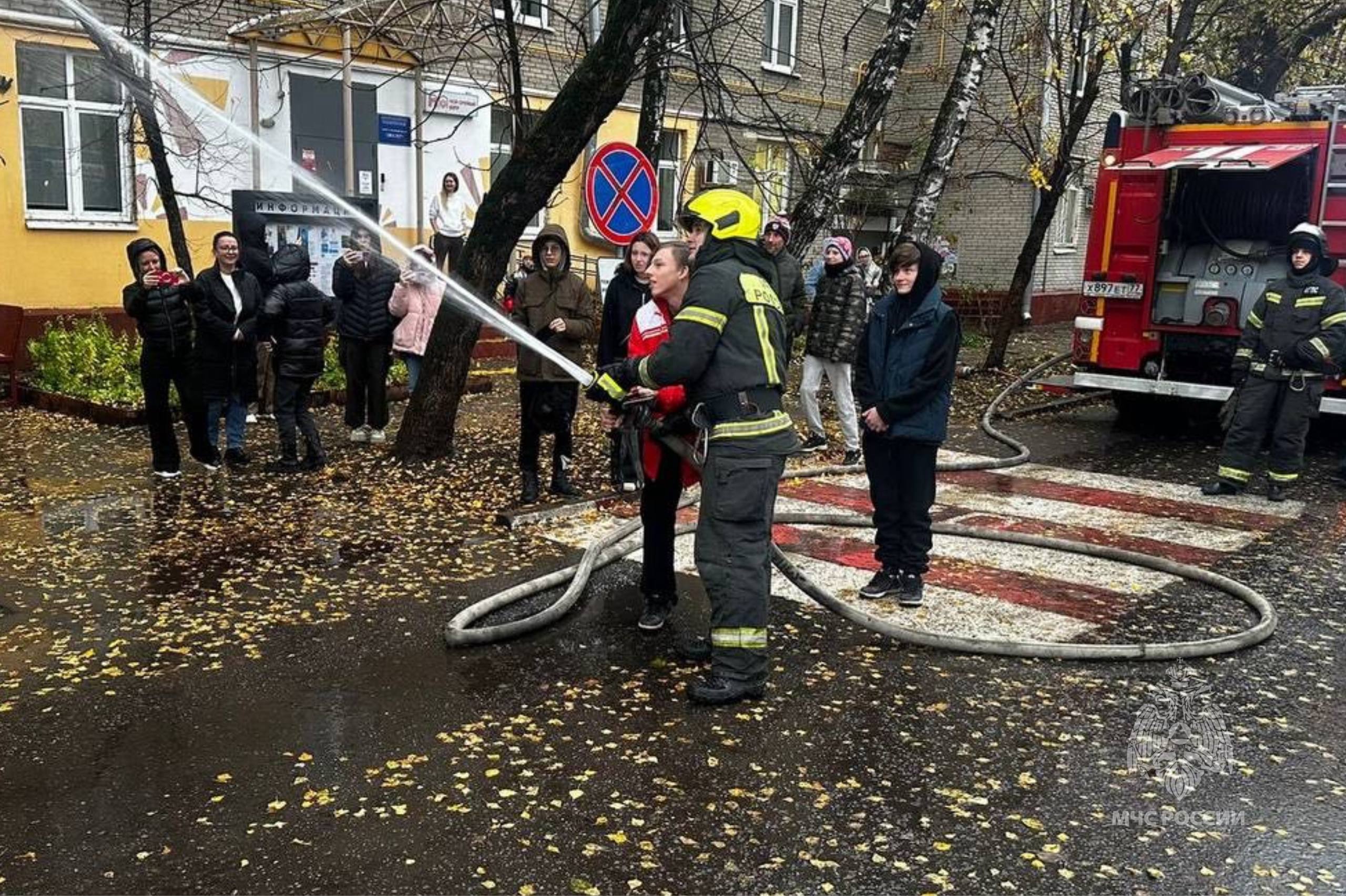 Сотрудники МЧС России провели мастер-класс по безопасности для детей Сотрудники МЧС России провели мастер-класс по безопасности для детей