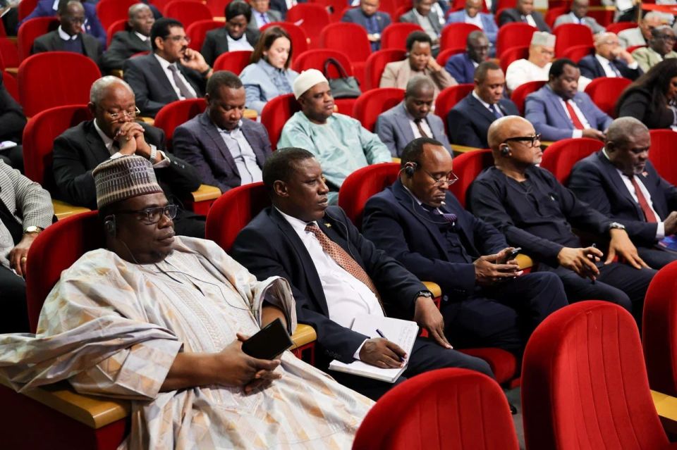 5 ноября в МИД России заместитель Министра иностранных дел России С.В.Вершинин провёл брифинг для аккредитованных в Москве глав дипломатических представительств африканских государств по вопросам подготовки второй... 5 ноября в МИД России заместитель Министра иностранных дел России С.В.Вершинин провёл брифинг для аккредитованных в Москве глав дипломатических представительств африканских государств по вопросам подготовки второй...