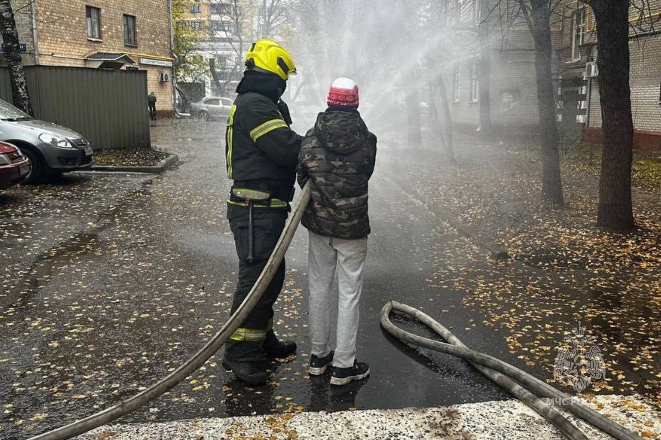 Сотрудники МЧС России провели мастер-класс по безопасности для детей Сотрудники МЧС России провели мастер-класс по безопасности для детей