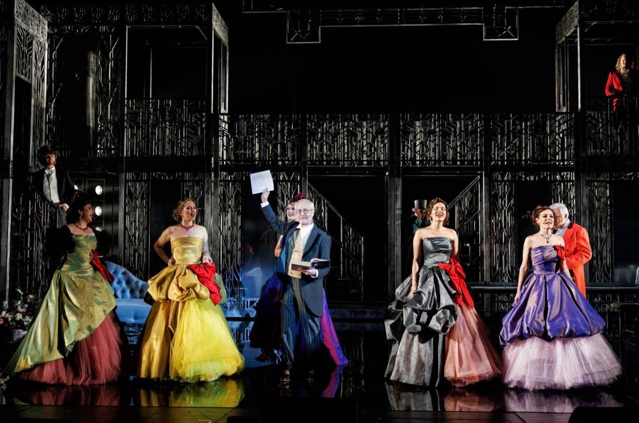 Новую премьеру — мюзикл «Свадьба Кречинского» — показали на сцене Московского академического театра сатиры Новую премьеру — мюзикл «Свадьба Кречинского» — показали на сцене Московского академического театра сатиры