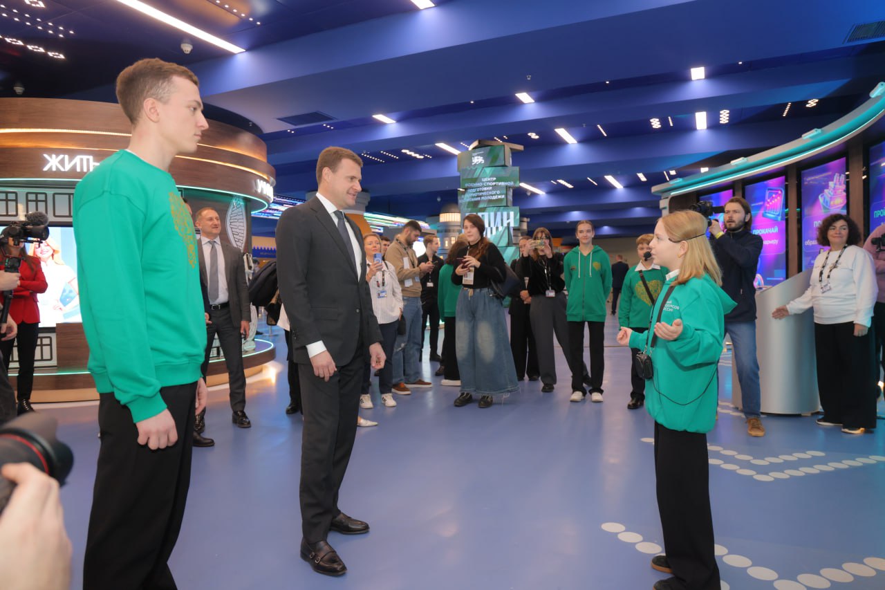 Глава Минвостокразвития Алексей Чекунков посетил экспозицию «Дней регионов Дальнего Востока в Москве» в Национальном центре «Россия» Глава Минвостокразвития Алексей Чекунков посетил экспозицию «Дней регионов Дальнего Востока в Москве» в Национальном центре «Россия»