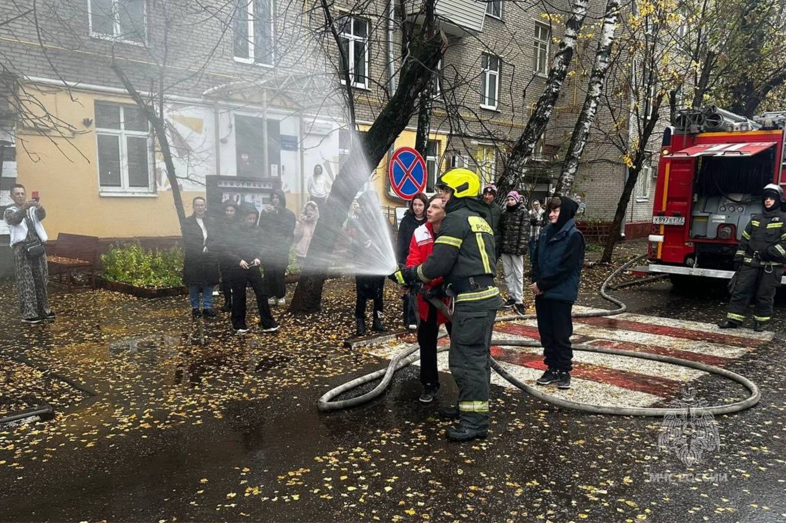 Сотрудники МЧС России провели мастер-класс по безопасности для детей Сотрудники МЧС России провели мастер-класс по безопасности для детей