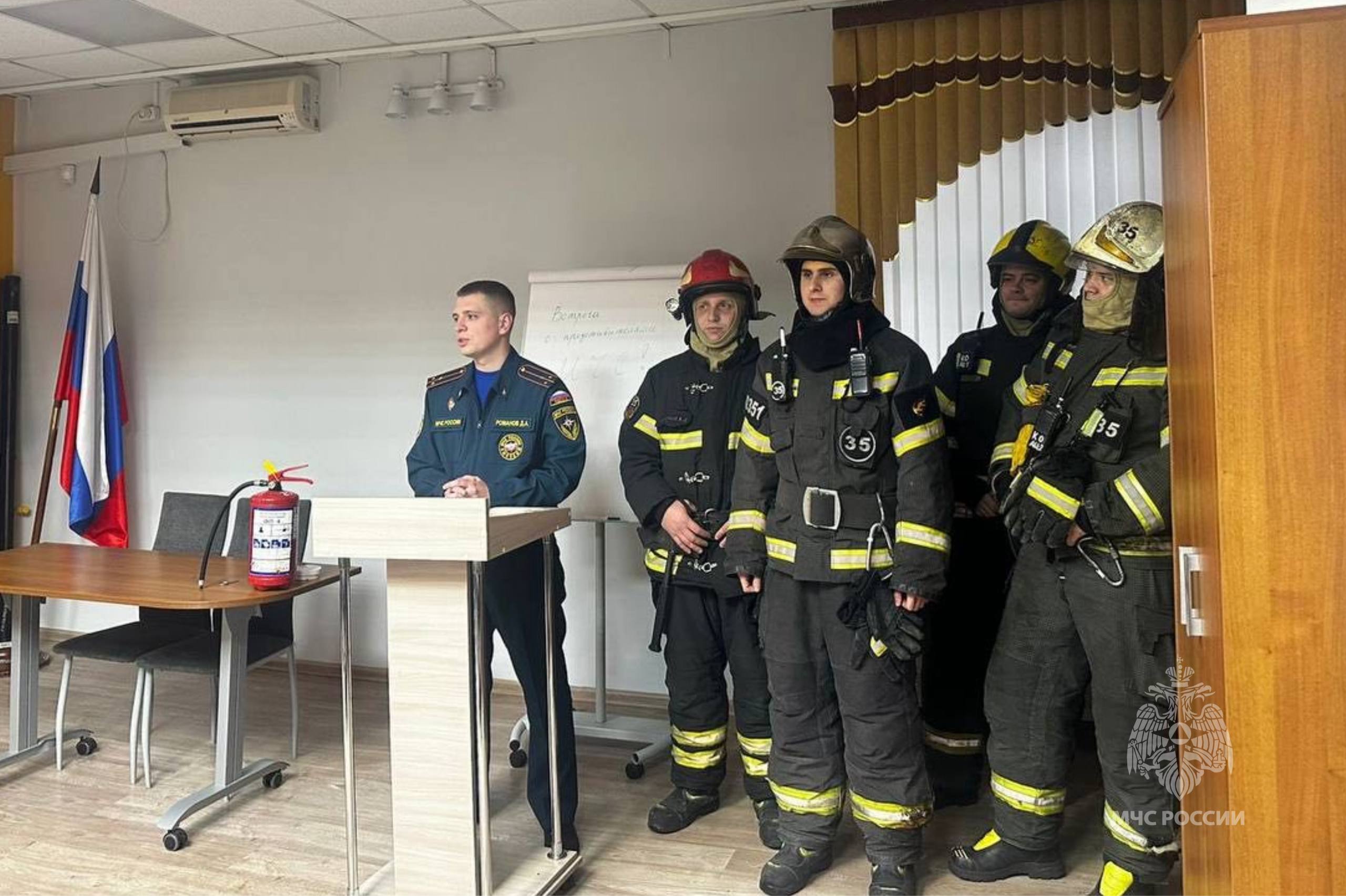 Сотрудники МЧС России провели мастер-класс по безопасности для детей Сотрудники МЧС России провели мастер-класс по безопасности для детей