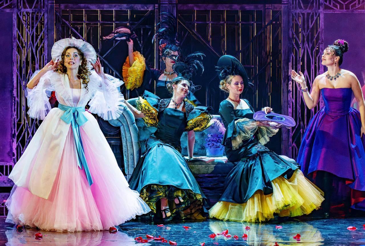 Новую премьеру — мюзикл «Свадьба Кречинского» — показали на сцене Московского академического театра сатиры Новую премьеру — мюзикл «Свадьба Кречинского» — показали на сцене Московского академического театра сатиры