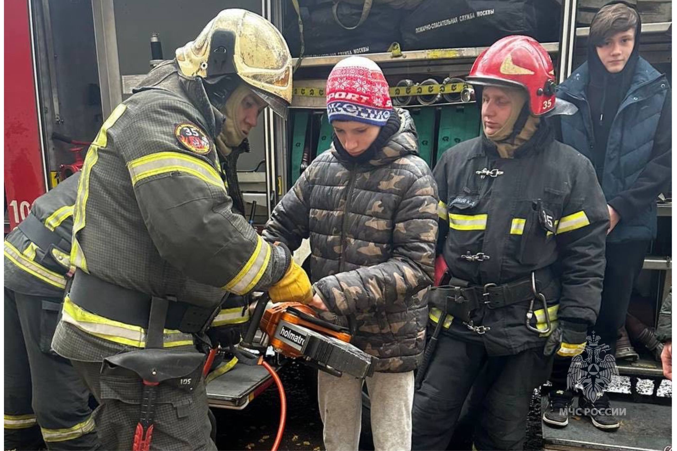 Сотрудники МЧС России провели мастер-класс по безопасности для детей Сотрудники МЧС России провели мастер-класс по безопасности для детей