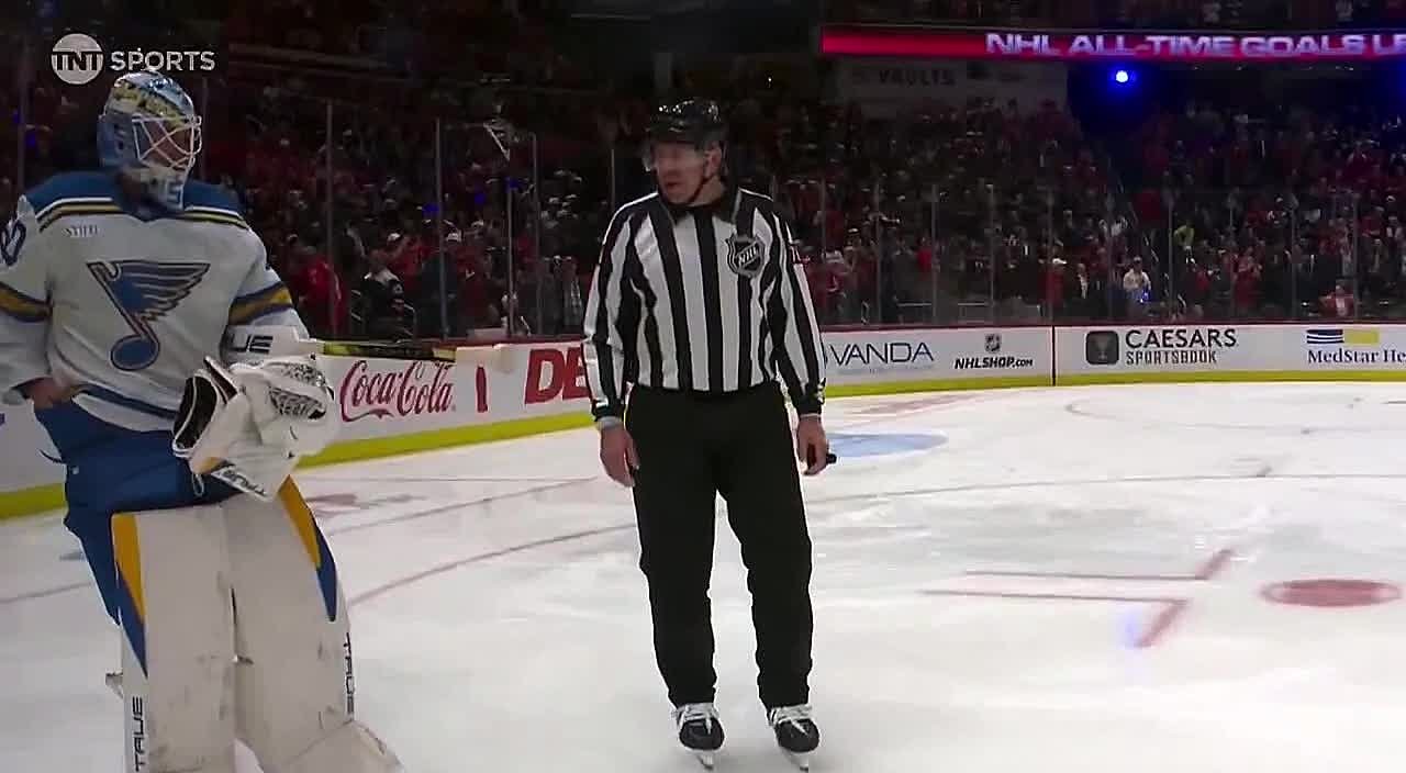 Канадский вратарь клуба «СентЛуис Блюз» Джордан Биннингтон попытался присвоить 900ю шайбу Овечкина