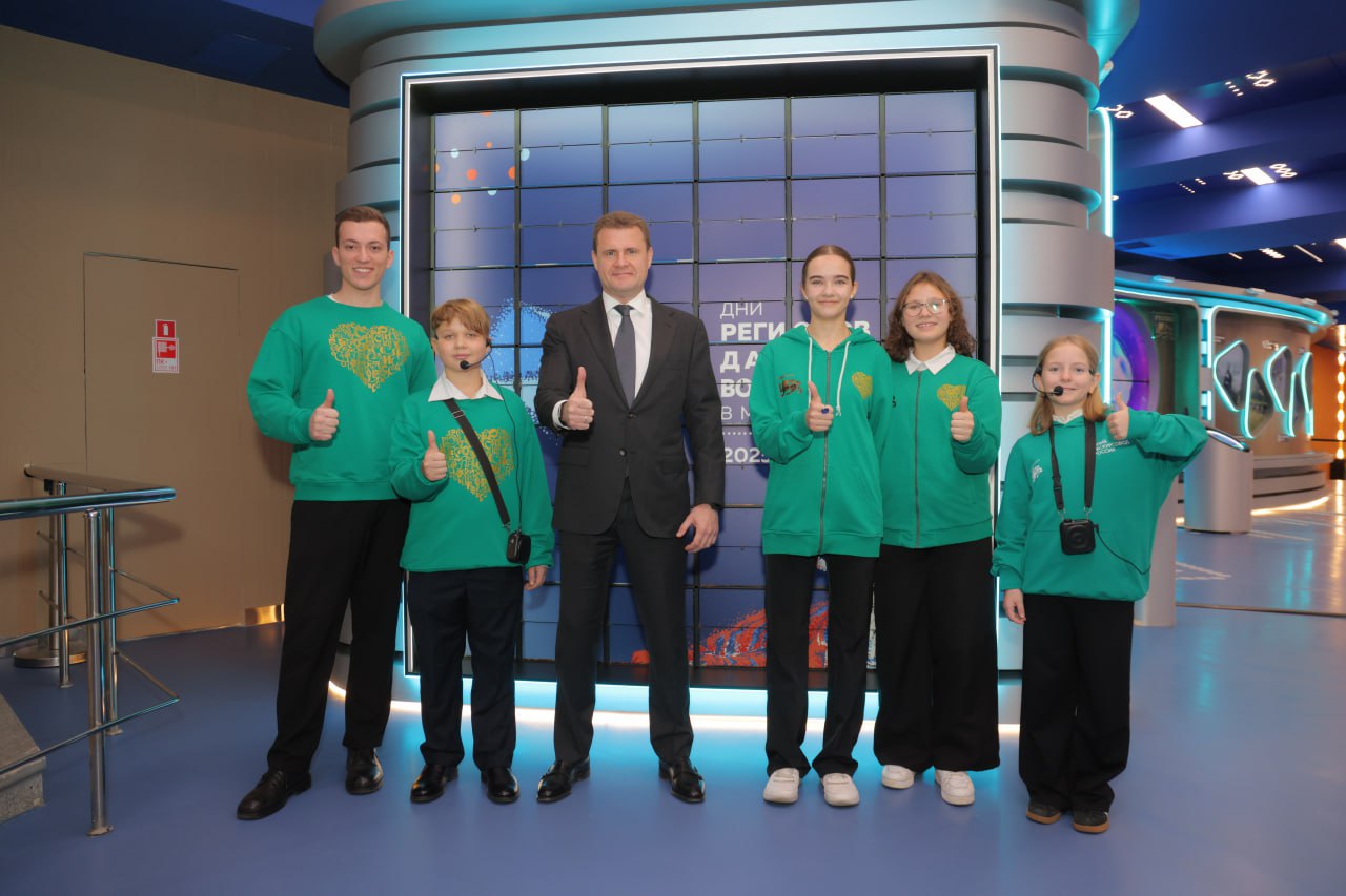 Глава Минвостокразвития Алексей Чекунков посетил экспозицию «Дней регионов Дальнего Востока в Москве» в Национальном центре «Россия» Глава Минвостокразвития Алексей Чекунков посетил экспозицию «Дней регионов Дальнего Востока в Москве» в Национальном центре «Россия»