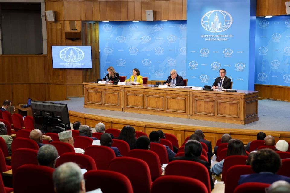 5 ноября в МИД России заместитель Министра иностранных дел России С.В.Вершинин провёл брифинг для аккредитованных в Москве глав дипломатических представительств африканских государств по вопросам подготовки второй... 5 ноября в МИД России заместитель Министра иностранных дел России С.В.Вершинин провёл брифинг для аккредитованных в Москве глав дипломатических представительств африканских государств по вопросам подготовки второй...