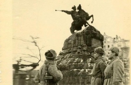 6 ноября 1943 года войска 1-го Украинского фронта генерала армии Н.Ф. Ватутина освободили Киев от немецко-фашистских захватчиков