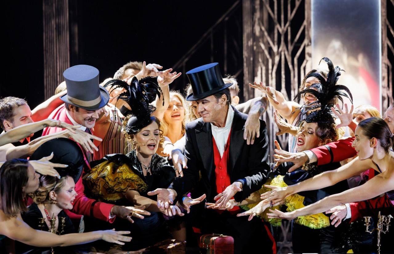 Новую премьеру — мюзикл «Свадьба Кречинского» — показали на сцене Московского академического театра сатиры