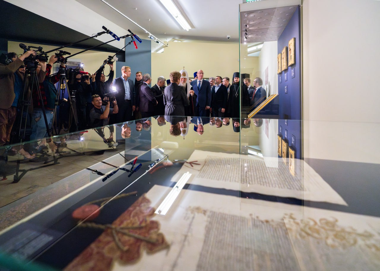 Дмитрий Чернышенко и Патриарх Московский и всея Руси Кирилл открыли выставку, посвященную 600-летию Соловецкого монастыря Дмитрий Чернышенко и Патриарх Московский и всея Руси Кирилл открыли выставку, посвященную 600-летию Соловецкого монастыря