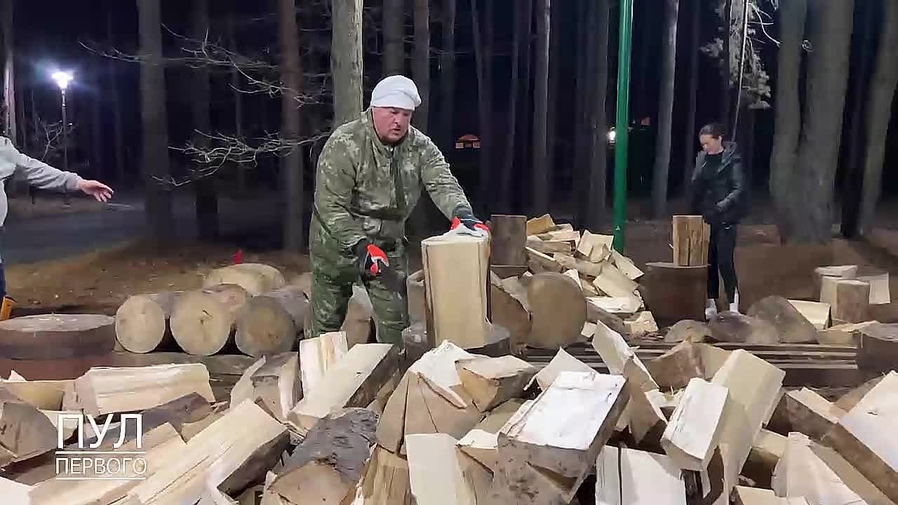 Лукашенко сегодня вечером. Ничего необычного: просто президент Белоруссии поучаствовал в чемпионате по колке дров среди журналистов и сотрудников прессслужб