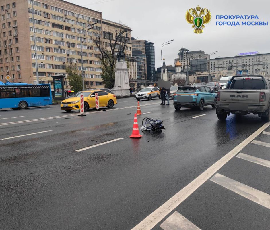 По предварительной информации, на Ленинградском проспекте водитель автомобиля «Пежо» совершил наезд на мужчину, который двигался в инвалидном кресле по проезжей части