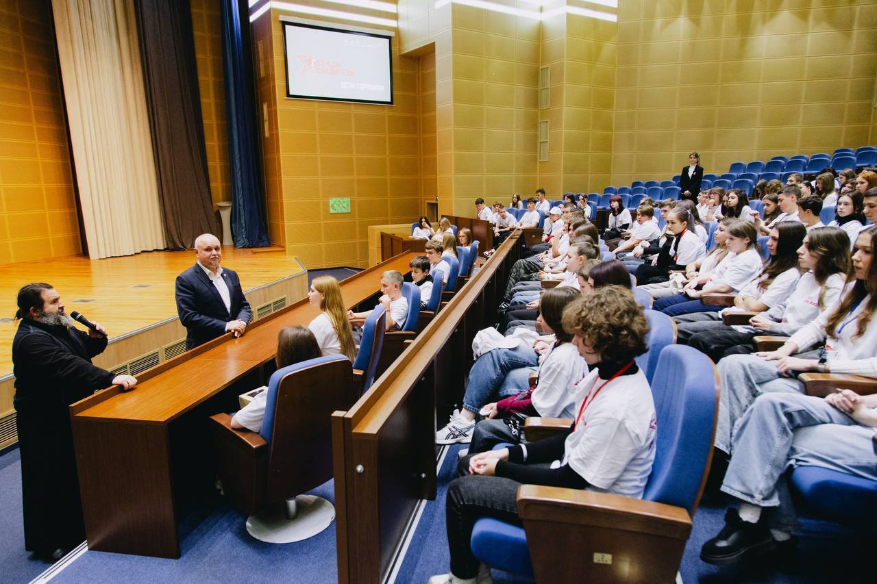 Сергей Цивилев встретился с детьми из Донецкой Народной Республики Сергей Цивилев встретился с детьми из Донецкой Народной Республики