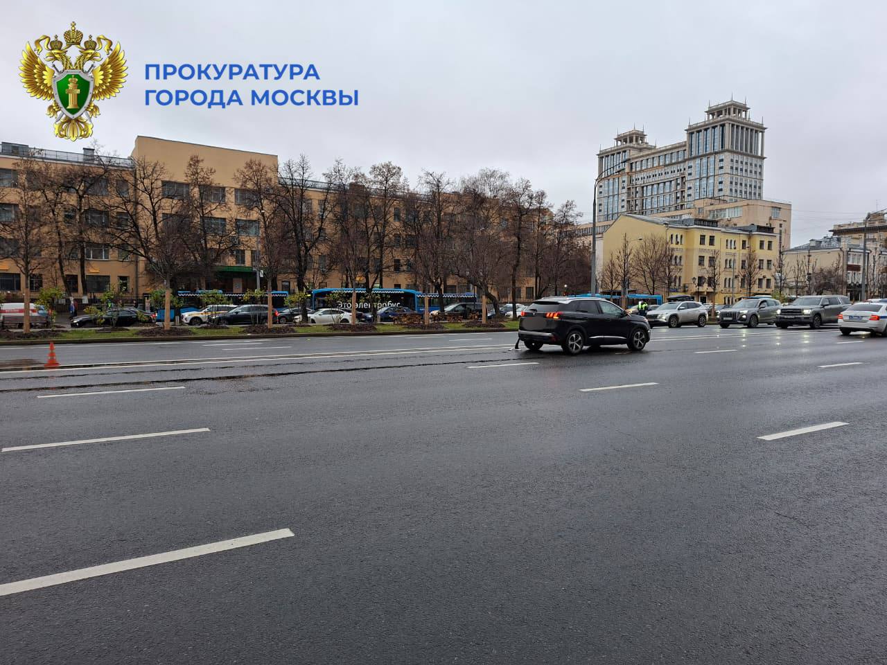 По предварительной информации, на Ленинградском проспекте водитель автомобиля «Пежо» совершил наезд на мужчину, который двигался в инвалидном кресле по проезжей части По предварительной информации, на Ленинградском проспекте водитель автомобиля «Пежо» совершил наезд на мужчину, который двигался в инвалидном кресле по проезжей части